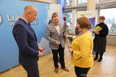Marszałek Marcin Jabłoński wraz z wicemarszałkiem Łukaszem Porycki oraz członkiem zarządu woj. lubuskiego Grzegorzem Potęgą uhonorował pracowników urzędu marszałkowskiego za długoletni staż pracy
