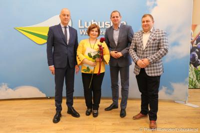 Marszałek Marcin Jabłoński wraz z wicemarszałkiem Łukaszem Porycki oraz członkiem zarządu woj. lubuskiego Grzegorzem Potęgą uhonorował pracowników urzędu marszałkowskiego za długoletni staż pracy