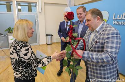 Marszałek Marcin Jabłoński wraz z wicemarszałkiem Łukaszem Porycki oraz członkiem zarządu woj. lubuskiego Grzegorzem Potęgą uhonorował pracowników urzędu marszałkowskiego za długoletni staż pracy