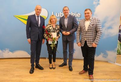 Marszałek Marcin Jabłoński wraz z wicemarszałkiem Łukaszem Porycki oraz członkiem zarządu woj. lubuskiego Grzegorzem Potęgą uhonorował pracowników urzędu marszałkowskiego za długoletni staż pracy