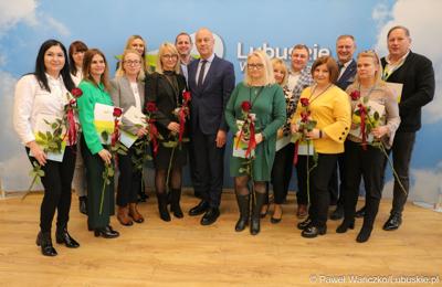 Pamiątkowe zdjęcie pracowników urzędu marszałkowskiego z Zarządem Województwa Lubuskiego 