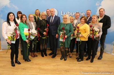 Pamiątkowe zdjęcie pracowników urzędu marszałkowskiego z Zarządem Województwa Lubuskiego 

