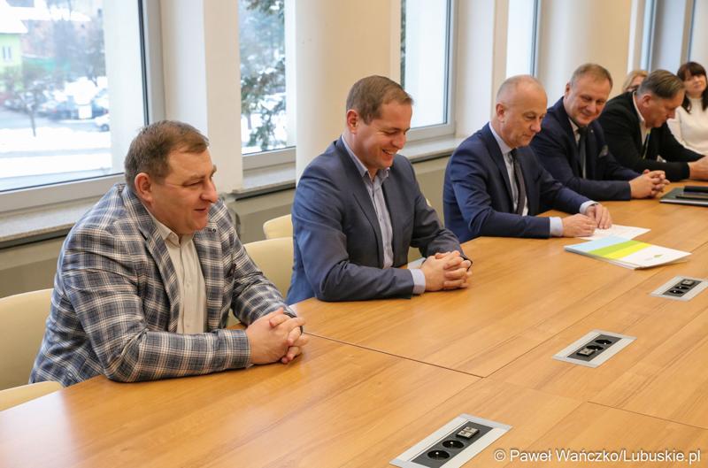 Spotkanie Zarządu Województwa Lubuskiego z pracownikami urzędu marszałkowskiego uhonorowanymi za długoletni staż pracy.
