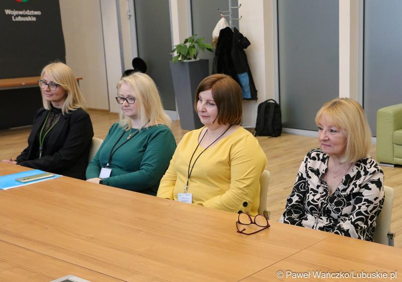 Pracowniczki urzędu marszałkowskiego uhonorowane za długoletni staż pracy