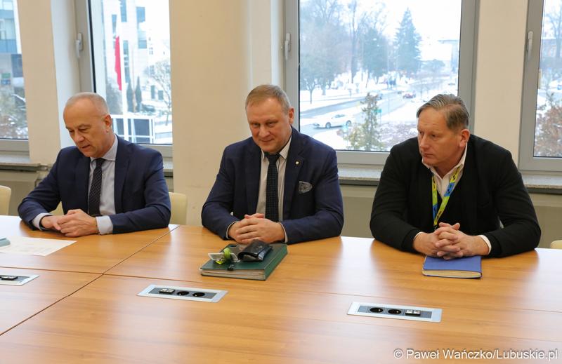 Od lewej: Marszałek Województwa Lubuskiego Marcin Jabłoński, dyr Departamentu Infrastruktury Społecznej Mirosław Glaz oraz zastępca dyr. Departamentu Infrastruktury Społecznej Andrzej Ziarek
