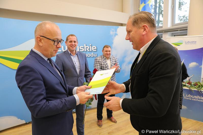Marszałek Marcin Jabłoński wraz z wicemarszałkiem Łukaszem Porycki oraz członkiem zarządu woj. lubuskiego Grzegorzem Potęgą uhonorował pracowników urzędu marszałkowskiego za długoletni staż pracy