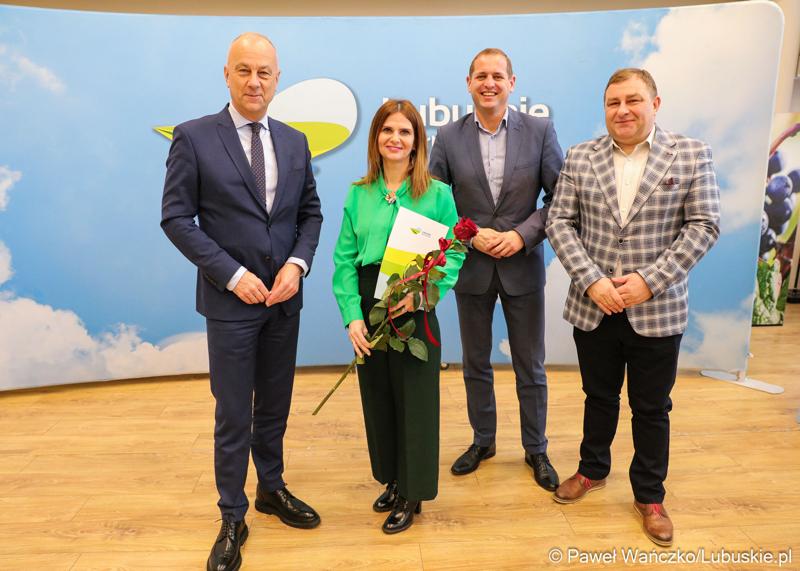 Marszałek Marcin Jabłoński wraz z wicemarszałkiem Łukaszem Porycki oraz członkiem zarządu woj. lubuskiego Grzegorzem Potęgą uhonorował pracowników urzędu marszałkowskiego za długoletni staż pracy