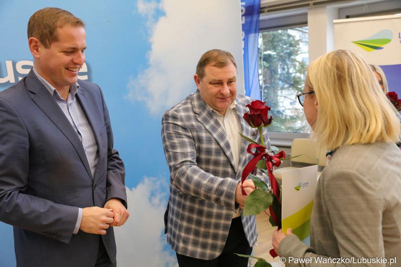 Zarząd Województwa Lubuskiego uhonorował pracowników urzędu marszałkowskiego za długoletni staż pracy.