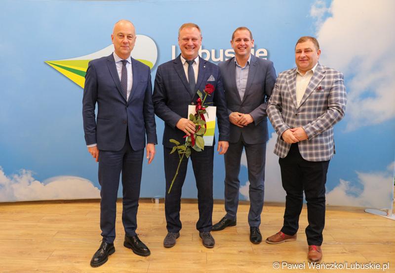 Marszałek Marcin Jabłoński wraz z wicemarszałkiem Łukaszem Porycki oraz członkiem zarządu woj. lubuskiego Grzegorzem Potęgą uhonorował pracowników urzędu marszałkowskiego za długoletni staż pracy