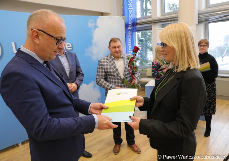 Marszałek Marcin Jabłoński wraz z wicemarszałkiem Łukaszem Porycki oraz członkiem zarządu woj. lubuskiego Grzegorzem Potęgą uhonorował pracowników urzędu marszałkowskiego za długoletni staż pracy