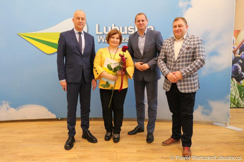 Marszałek Marcin Jabłoński wraz z wicemarszałkiem Łukaszem Porycki oraz członkiem zarządu woj. lubuskiego Grzegorzem Potęgą uhonorował pracowników urzędu marszałkowskiego za długoletni staż pracy
