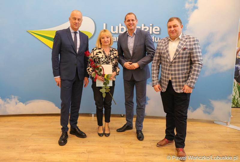 Marszałek Marcin Jabłoński wraz z wicemarszałkiem Łukaszem Porycki oraz członkiem zarządu woj. lubuskiego Grzegorzem Potęgą uhonorował pracowników urzędu marszałkowskiego za długoletni staż pracy