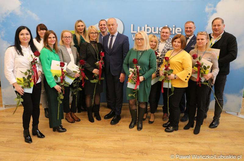 Pamiątkowe zdjęcie pracowników urzędu marszałkowskiego z Zarządem Województwa Lubuskiego