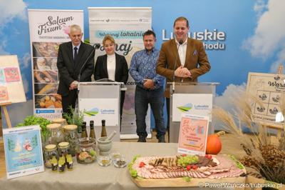 Wicemarszałek woj. lubuskiego Łukasz Porycki (z prawej) przemawia podczas konferencji prasowej podsumowującej cykl warsztatów organizowanych przez Lubuskie Centrum Produktu Regionalnego.  