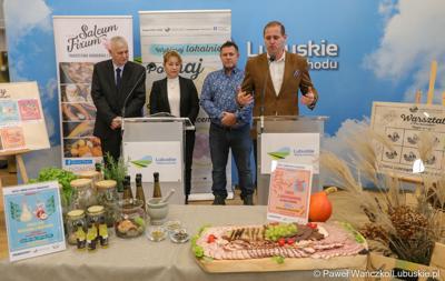 Wicemarszałek woj. lubuskiego Łukasz Porycki przemawia podczas konferencji prasowej podsumowującej cykl warsztatów organizowanych przez Lubuskie Centrum Produktu Regionalnego.  