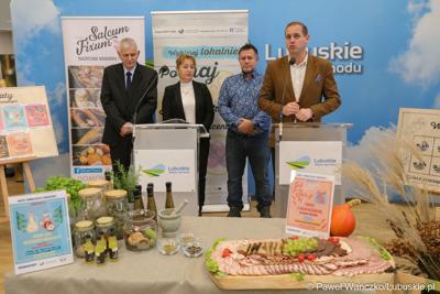Wicemarszałek woj. lubuskiego Łukasz Porycki przemawia podczas konferencji prasowej podsumowującej cykl warsztatów organizowanych przez Lubuskie Centrum Produktu Regionalnego.  