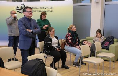 Uczestnicy konferencji prasowej podsumowującej cykl warsztatów organizowanych przez Lubuskie Centrum Produktu Regionalnego.  