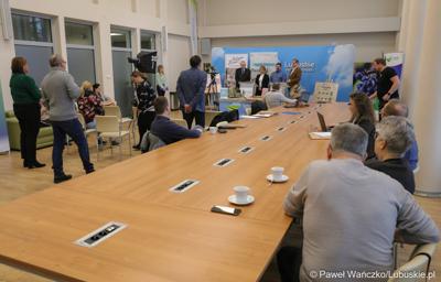 Uczestnicy konferencji prasowej podsumowującej cykl warsztatów organizowanych przez Lubuskie Centrum Produktu Regionalnego.  