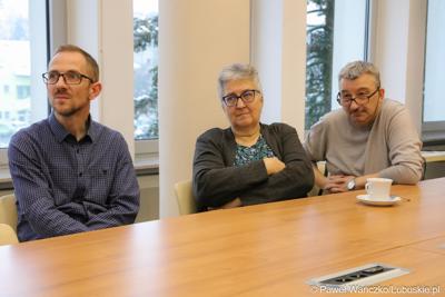Uczestnicy konferencji prasowej podsumowującej cykl warsztatów organizowanych przez Lubuskie Centrum Produktu Regionalnego.  