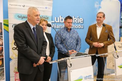 Dyrektor LCPR Jacek Urbański przemawia podczas konferencji prasowej podsumowującej cykl warsztatów organizowanych przez Lubuskie Centrum Produktu Regionalnego.  