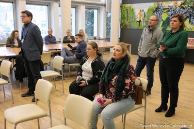 Uczestnicy konferencji prasowej podsumowującej cykl warsztatów organizowanych przez Lubuskie Centrum Produktu Regionalnego.  