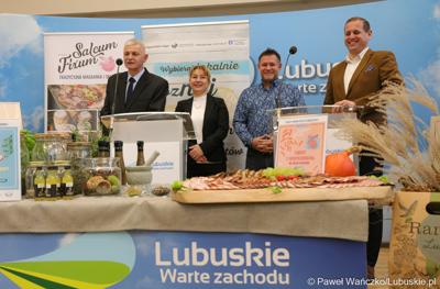 Uczestnicy konferencji prasowej podsumowującej cykl warsztatów organizowanych przez Lubuskie Centrum Produktu Regionalnego.  Na zdjęciu (od lewej): dyrektor LCPR Jacek Urbański, przedstawiciele lubuskich producentów regionalnych – Joanna Kardynia (Gospodarstwo BioLas) i Jarosław Szlachetko (Salcum Fixum) oraz wicemarszałek woj. lubuskiego Łukasz Porycki.