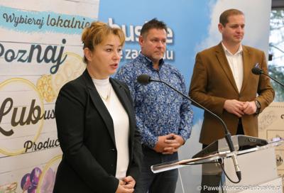 Przedstawicielka lubuskich producentów regionalnych, Joanna Kardynia (Gospodarstwo BioLas) przemawia podczas konferencji prasowej podsumowującej cykl warsztatów organizowanych przez Lubuskie Centrum Produktu Regionalnego.  