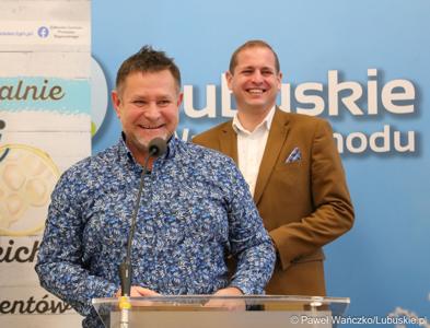 Przedstawiciel lubuskich producentów regionalnych Jarosław Szlachetko (Salcum Fixum) przemawia konferencji prasowej podsumowującej cykl warsztatów organizowanych przez Lubuskie Centrum Produktu Regionalnego.  