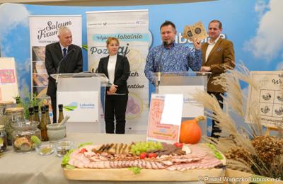 Przedstawiciel lubuskich producentów regionalnych Jarosław Szlachetko (Salcum Fixum) przemawia konferencji prasowej podsumowującej cykl warsztatów organizowanych przez Lubuskie Centrum Produktu Regionalnego.  