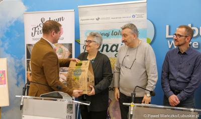 Uczestnicy konferencji prasowej podsumowującej cykl warsztatów organizowanych przez Lubuskie Centrum Produktu Regionalnego.  