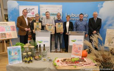 Uczestnicy konferencji prasowej podsumowującej cykl warsztatów organizowanych przez Lubuskie Centrum Produktu Regionalnego.  