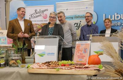 Uczestnicy konferencji prasowej podsumowującej cykl warsztatów organizowanych przez Lubuskie Centrum Produktu Regionalnego.  