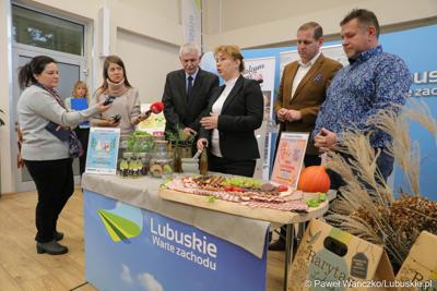 Uczestnicy konferencji prasowej podsumowującej cykl warsztatów organizowanych przez Lubuskie Centrum Produktu Regionalnego.  