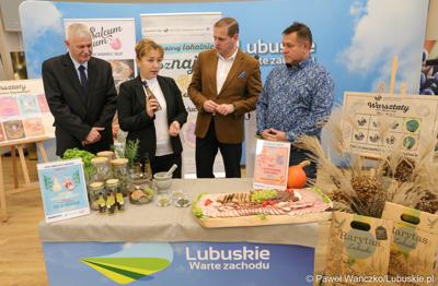 Uczestnicy konferencji prasowej podsumowującej cykl warsztatów organizowanych przez Lubuskie Centrum Produktu Regionalnego.  