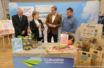 Uczestnicy konferencji prasowej podsumowującej cykl warsztatów organizowanych przez Lubuskie Centrum Produktu Regionalnego.  