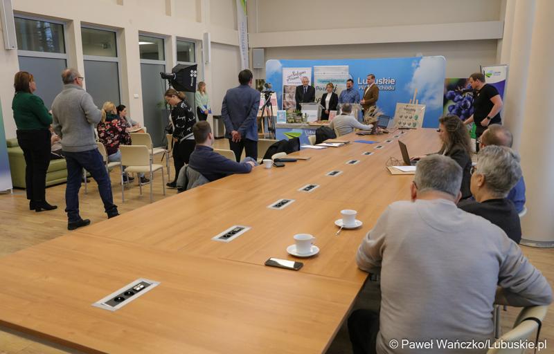Uczestnicy konferencji prasowej podsumowującej cykl warsztatów organizowanych przez Lubuskie Centrum Produktu Regionalnego.