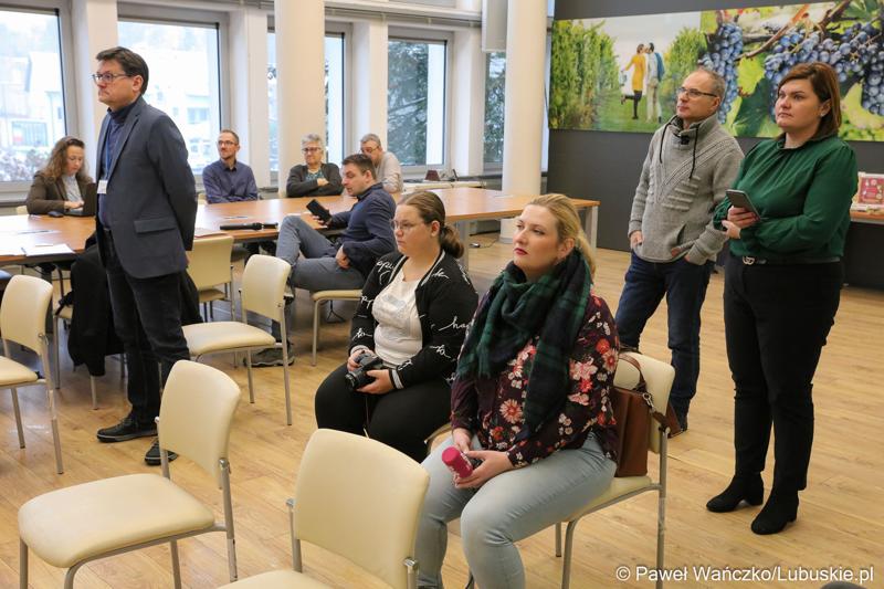 Uczestnicy konferencji prasowej podsumowującej cykl warsztatów organizowanych przez Lubuskie Centrum Produktu Regionalnego.