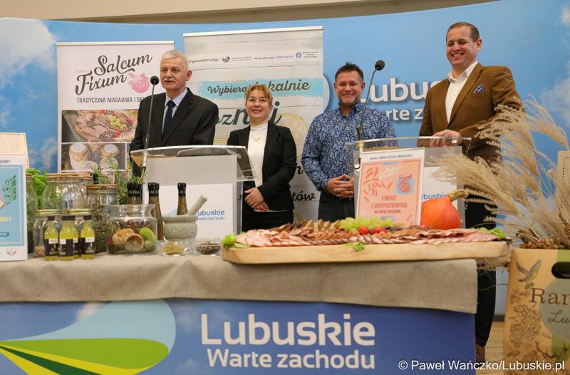 Uczestnicy konferencji prasowej podsumowującej cykl warsztatów organizowanych przez Lubuskie Centrum Produktu Regionalnego.  Na zdjęciu (od lewej): dyrektor LCPR Jacek Urbański, przedstawiciele lubuskich producentów regionalnych – Joanna Kardynia (Gospodarstwo BioLas) i Jarosław Szlachetko (Salcum Fixum) oraz wicemarszałek woj. lubuskiego Łukasz Porycki.