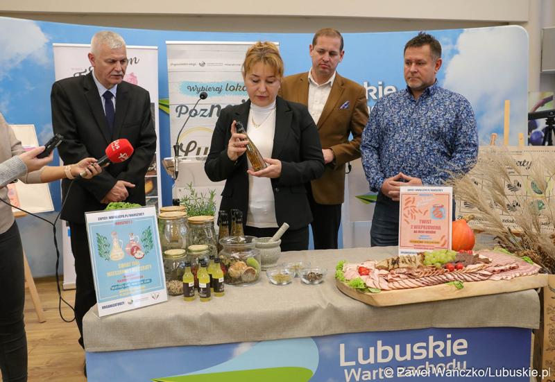 Uczestnicy konferencji prasowej podsumowującej cykl warsztatów organizowanych przez Lubuskie Centrum Produktu Regionalnego.