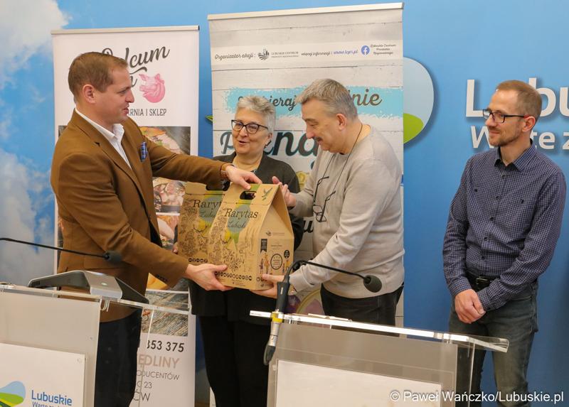 Uczestnicy konferencji prasowej podsumowującej cykl warsztatów organizowanych przez Lubuskie Centrum Produktu Regionalnego.