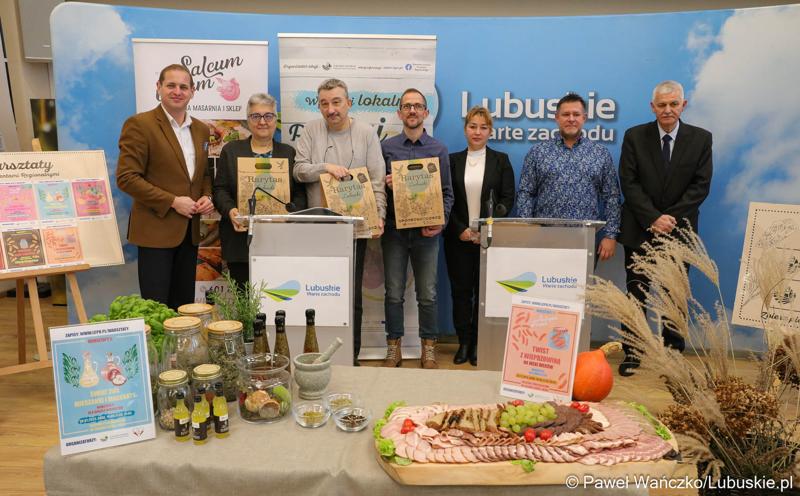 Uczestnicy konferencji prasowej podsumowującej cykl warsztatów organizowanych przez Lubuskie Centrum Produktu Regionalnego.