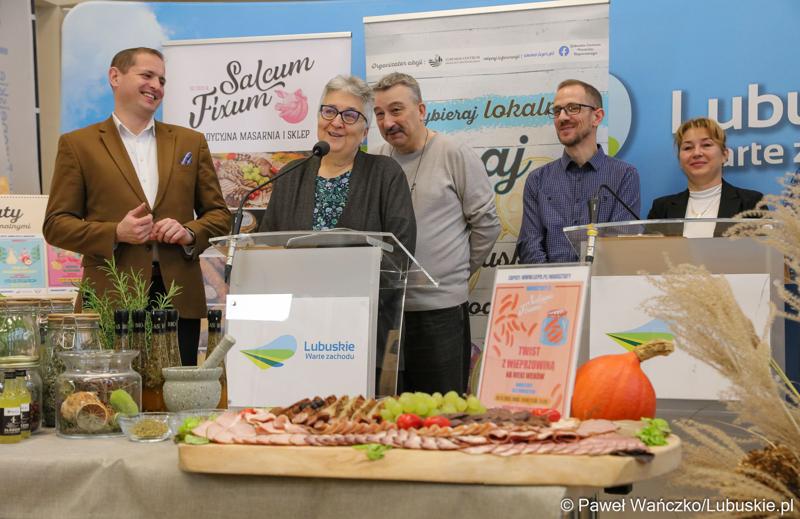 Uczestnicy konferencji prasowej podsumowującej cykl warsztatów organizowanych przez Lubuskie Centrum Produktu Regionalnego.