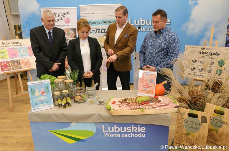 Uczestnicy konferencji prasowej podsumowującej cykl warsztatów organizowanych przez Lubuskie Centrum Produktu Regionalnego.