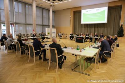 Uczestnicy posiedzenia lubuskiej Wojewódzkiej Rady Dialogu Społecznego w Sali Kolumnowej urzędu marszałkowskiego w Zielonej Górze