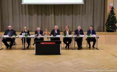 Uczestnicy posiedzenia lubuskiej Wojewódzkiej Rady Dialogu Społecznego w Sali Kolumnowej urzędu marszałkowskiego w Zielonej Górze