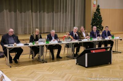 Uczestnicy posiedzenia lubuskiej Wojewódzkiej Rady Dialogu Społecznego w Sali Kolumnowej urzędu marszałkowskiego w Zielonej Górze