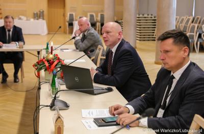 Uczestnicy posiedzenia lubuskiej Wojewódzkiej Rady Dialogu Społecznego w Sali Kolumnowej urzędu marszałkowskiego w Zielonej Górze