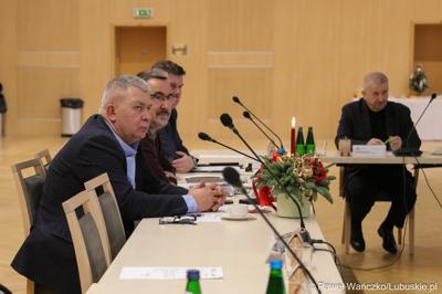 Uczestnicy posiedzenia lubuskiej Wojewódzkiej Rady Dialogu Społecznego w Sali Kolumnowej urzędu marszałkowskiego w Zielonej Górze