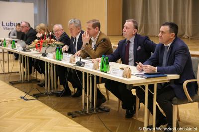 Uczestnicy posiedzenia lubuskiej Wojewódzkiej Rady Dialogu Społecznego w Sali Kolumnowej urzędu marszałkowskiego w Zielonej Górze