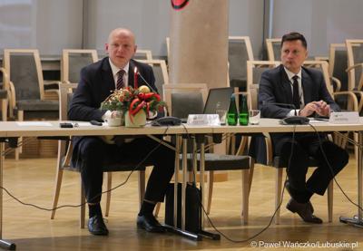 Uczestnicy posiedzenia lubuskiej Wojewódzkiej Rady Dialogu Społecznego w Sali Kolumnowej urzędu marszałkowskiego w Zielonej Górze